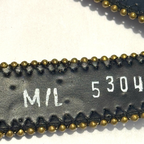 Vintage snakeskin belt with beaded edges and flat studs M/L - Picture 6 of 6